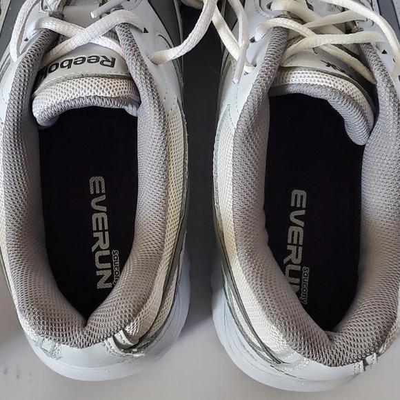 Reebok men's white w/grey stripe shoe 12 - Picture 4 of 13